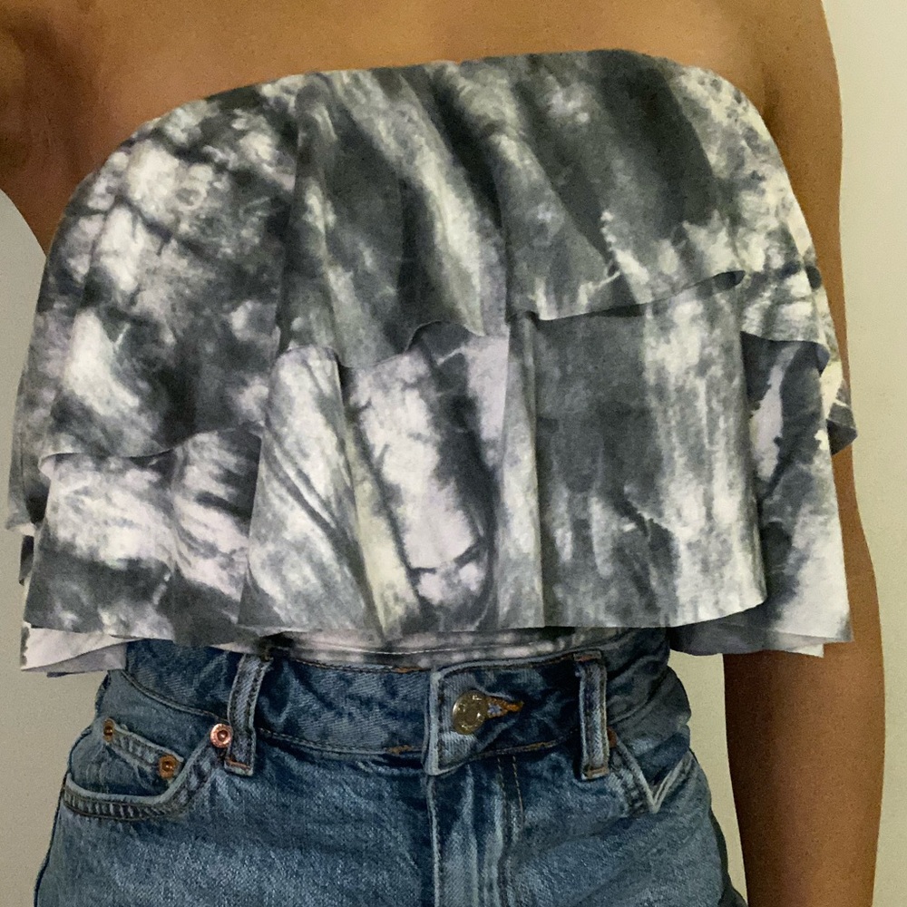 Ruffle double layered tube top.